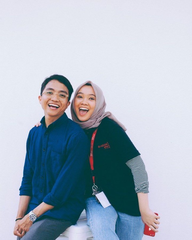 Menurut See Hua Daily, pasangan yang menikah 2 bulan lalu ini menjalani hubungan jarak jauh. Airina harus bekerja di Johor, sementara suaminya menetap di Shah Alam. Terakhir kali Airina melihat suaminya adalah sekitar 6 hari sebelum Amirul meninggal. Foto: Instagram @ai_pav