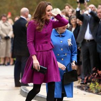 Busana tersebut merupakan koleksi Oscar de la Renta yang terdiri dari blus dengan peplum berikut rok flare senada. (Foto: Getty Images)