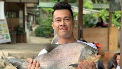 Selain Hobi Koleksi Ikan Hias, Eza Gionino Juga Hobi Ngemil Keripik