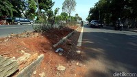 Tanah juga meluber ke jalan raya.