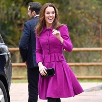 Di acara peresmian tersebut, Kate anggun dalam balutan busana fuchsia. Di Twitter, beredar foto yang memperlihatkan Kate tiba di stasiun Norfolk dengan busana yang sama. (Foto: Getty Images)