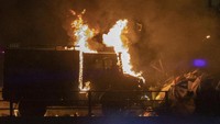 Unjuk rasa antipemerintah di Hong Kong terus berlanjut dan berujung bentrokan sengit di luar kampus PolyU pada Minggu (17/11) waktu setempat. Para demonstran melempari polisi dengan bom molotov hingga membakar salah satu kendaraan lapis baja milik polisi. Foto: AP Photo/Ng Han Guan