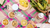 Belum lama ini, istri Sandy Nasution ini dan dua sahabatnya jalan-jalan seru di Yogyakarta. Saat piknik, wanita 28 tahun ini disuguhi sayur lodeh, tahu tempe, sego megono, telur dadar, sayur asem, pisang goreng, dan teh manis hangat. Nyamm! Foto: Instagram dianpelangi