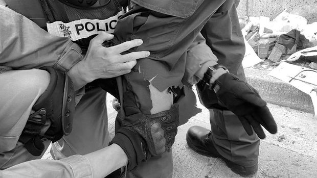 Seorang polisi Hong Kong terkena anak panah yang ditembakkan demonstran