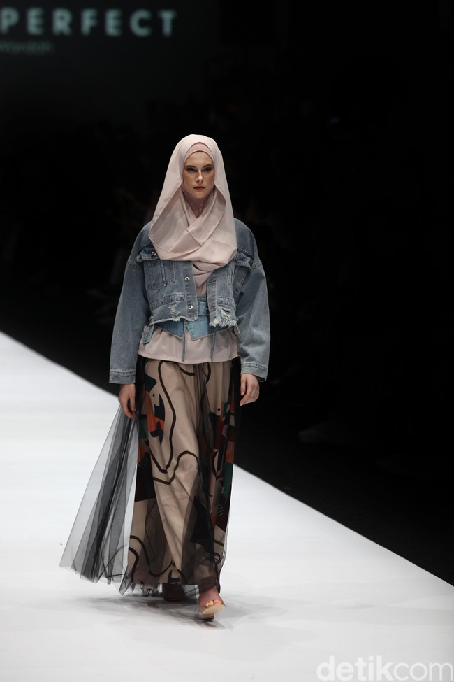 Zaskia Sungkar menampilkan koleksi busana street style dalam fashion show bertema The Front Row di Jakarta Fashion Week 2020, Senayan City, Jakarta. Sabtu [26/10/2019]. Foto: Rifkianto Nugroho/detikcom