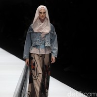 Zaskia Sungkar menampilkan koleksi busana street style dalam fashion show bertema The Front Row di Jakarta Fashion Week 2020, Senayan City, Jakarta. Sabtu [26/10/2019]. Foto: Rifkianto Nugroho/detikcom