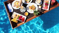 Kalau ini momen liburan Dian di Bali. Ia menikmati floating breakfast dengan menu nasi goreng sampai waffle. Seru banget! Foto: Instagram dianpelangi
