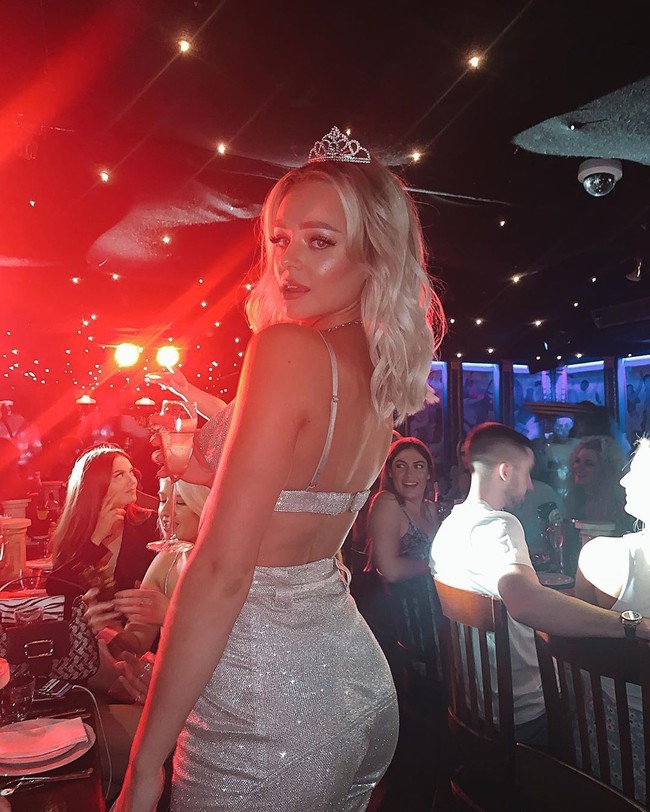 Wanita 20 tahun itu bercerita bahwa sejumlah casting director mengatakan bahwa dia terlalu gemuk. Terlebih di bagian pinggangnya.  Foto: Instagram @ebymaude