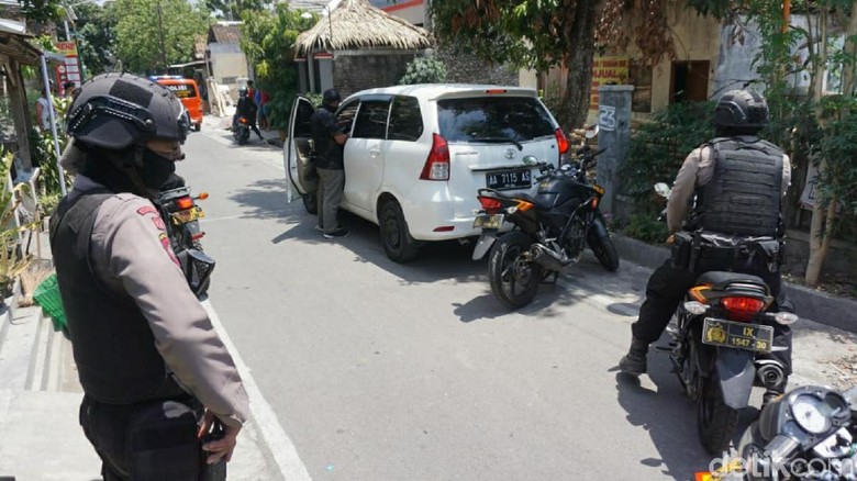 3 Orang Ditangkap Densus 88 di Solo: Juru Parkir, Sales, Ustaz 3 Orang Ditangkap Densus 88 di Solo: Juru Parkir, Sales, Ustaz