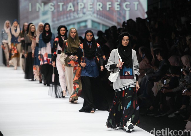 Zaskia Sungkar menampilkan koleksi busana street style dalam fashion show bertema The Front Row di Jakarta Fashion Week 2020, Senayan City, Jakarta. Sabtu [26/10/2019]. Foto: Rifkianto Nugroho/detikcom