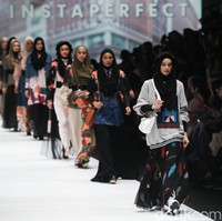 Zaskia Sungkar menampilkan koleksi busana street style dalam fashion show bertema The Front Row di Jakarta Fashion Week 2020, Senayan City, Jakarta. Sabtu [26/10/2019]. Foto: Rifkianto Nugroho/detikcom