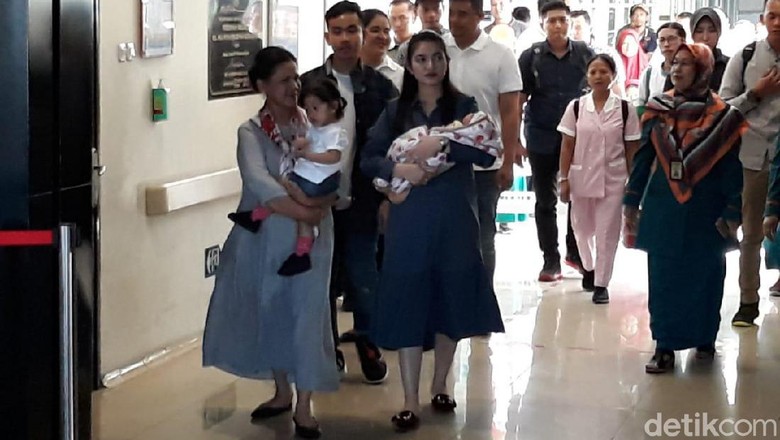 Dijemput Iriana, Lembah Manah Cucu Jokowi Tinggalkan RS PKU Solo Dijemput Iriana, Lembah Manah Cucu Jokowi Tinggalkan RS PKU Solo