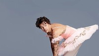 Ini bukan kali pertama Harry Styles mengenakan kostum nyentrik semacam ini. Sebelumnya ia juga pernah jadi sorotan pakai busana transparan di acara Met Gala. Foto: Instagram/@harrystyles
