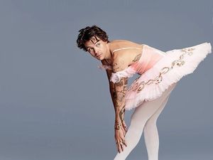 Harry Styles Pakai Rok Balerina, Fans Terpecah Belah