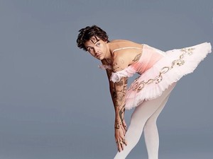 Kenakan Rok Balerina, Harry Styles Bikin Heboh