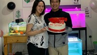Ditemani ikan arwana, dan beberapa ikan hias koleksinya. Eza merayakan ulang tahunnya bersama sang istri, dengan kue berhias ikan arwana berwarna merah yang unik. Foto: Instagram @ezagio