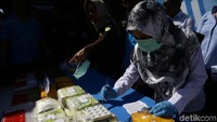 Petugas BNN melakukan uji laboratorium sebelum melakukan pemusnahan.