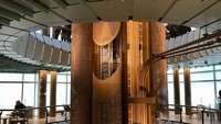 Lift untuk menuju ke setiap lantainya berbentuk unik dan terlihat mewah.Foto: Istimewa