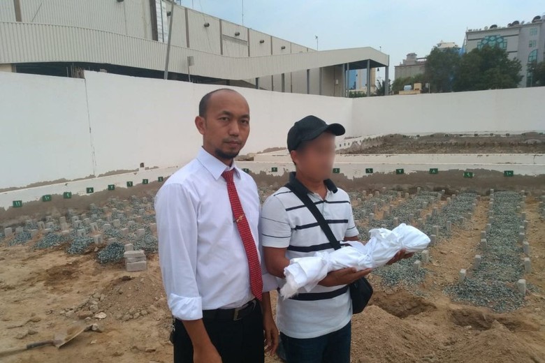 KJRI Bantu Makamkan Janin 7 Bulan yang Sempat Ditolak RS di Jeddah KJRI Bantu Makamkan Janin 7 Bulan yang Sempat Ditolak RS di Jeddah