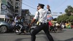 Aksi Unik Polisi India Mengatur Lalu Lintas Sambil Menari