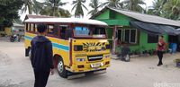 Bus Kayu Masih Jadi Andalan Transportasi di Perbatasan RI Ini