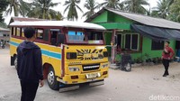 Bus kayu itu dibuat pertama kali untuk pekerja timah di Desa Prayun, Pulau Kundur. Timah di Pulau Karimun, dan Lingga mulai dieksploitasi oleh Inggris pada 1800-an (Foto: Ahmad Masaul Khoiri/detikcom)