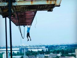 Aksi Gila Instagrammer Bertaruh Nyawa di Ketinggian