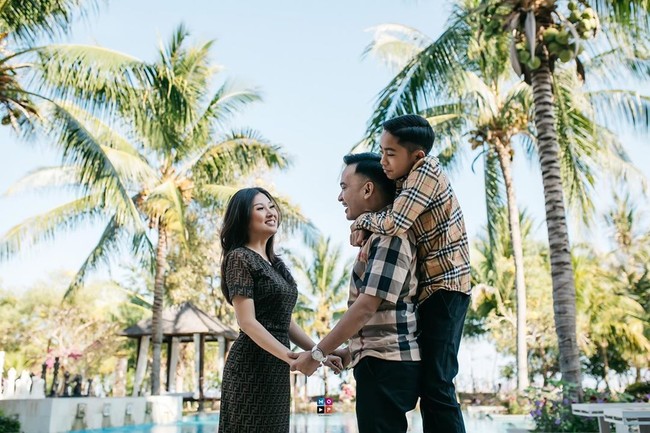 Inilah kemesraan Betrand dengan Ruben dan Sarwendah. Dalam kesempatan ini, Betrand tampil dengan kemeja Burberry seharga Rp 2 jutaan.  Foto: dok. Instagram