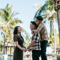 Inilah kemesraan Betrand dengan Ruben dan Sarwendah. Dalam kesempatan ini, Betrand tampil dengan kemeja Burberry seharga Rp 2 jutaan.  Foto: dok. Instagram