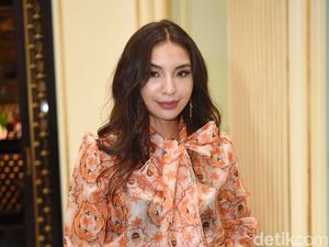 Unggah Foto Seperti Tak Pakai Baju, Manohara Tuai Hujatan