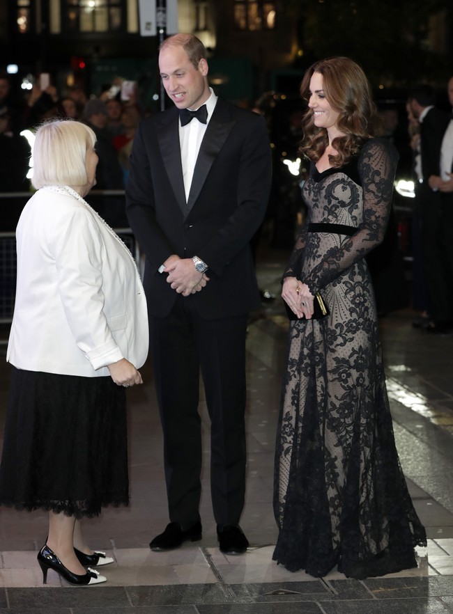 Sementara itu, Pangeran William juga tak kalah stylish. Menjajarkan gayanya dengan sang istri, anak mendiang Putri Diana itu tampak gagah berbalut tuksedo klasik dengan padanan kemeja putih dan dasi kupu-kupu. (Foto: Getty Images)