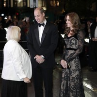 Sementara itu, Pangeran William juga tak kalah stylish. Menjajarkan gayanya dengan sang istri, anak mendiang Putri Diana itu tampak gagah berbalut tuksedo klasik dengan padanan kemeja putih dan dasi kupu-kupu. (Foto: Getty Images)