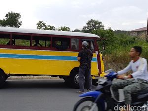 Bus Kayu Masih Jadi Andalan Transportasi di Perbatasan RI Ini