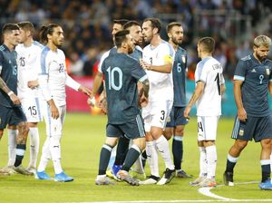 Cekcok di Lapangan, Cavani Disebut Ajak Messi Berkelahi