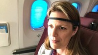 Obat atau cara mengatasi jet lag masih belum ditemukan meski usia penerbangan sudah lebih dari setengah abad. Ada berbagai cara yang bisa dilakukan seperti memakai ikat kepala khusus, menyinari mata dengan cahaya biru, obat yang berefek samping. Fakta bahwa dasar jet lag masih belum dipetakan oleh ilmuwan di kabin QF7879 (Foto: Qantas/CNN)