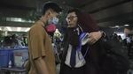 Para Orang Tua Menunggu Demonstran yang Terjebak di Kampus Hong Kong Para Orang Tua Menunggu Demonstran yang Terjebak di Kampus Hong Kong