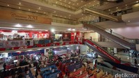 Di tengah gempuran belanja online satu persatu mal di Jakarta ini kian kritis.