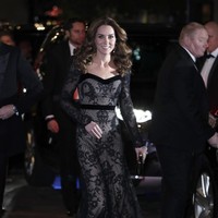 Untuk momen spesial tersebut, Kate Middleton menebar pesona dengan gaun dari label favoritnya, Alexander McQueen. Sang desainer, Sarah Burton, yang juga pernah merancang gaun pengantin Kate, menyiapkan sesuatu yang spesial buat klien loyalnya. (Foto: Getty Images)