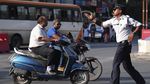 Aksi Unik Polisi India Mengatur Lalu Lintas Sambil Menari