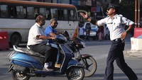Aksi unik Ranjeet dalam mengatur lalu lintas ini diketahui telah dilakukannya selama 10 terakhir dalam mengatur lalu lintas di jam-jam sibuk di kawasan Indore, India.
