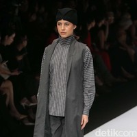 Auguste Soesastro membuka fashion show DFK (Dewi Fashion Knight) tahun ini dengan mengangkat tema Javanese Invasion di Jakarta Fashion Week 2020, Senayan City, Jakarta. Senin [28/10/2019]. Foto: Rachman Haryanto/detikcom