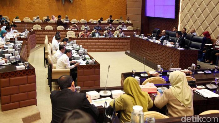 Mendes PDTT Raker dengan Komisi V DPR/Foto: Lamhot Aritonang Mendes PDTT Raker dengan Komisi V DPR/Foto: Lamhot Aritonang