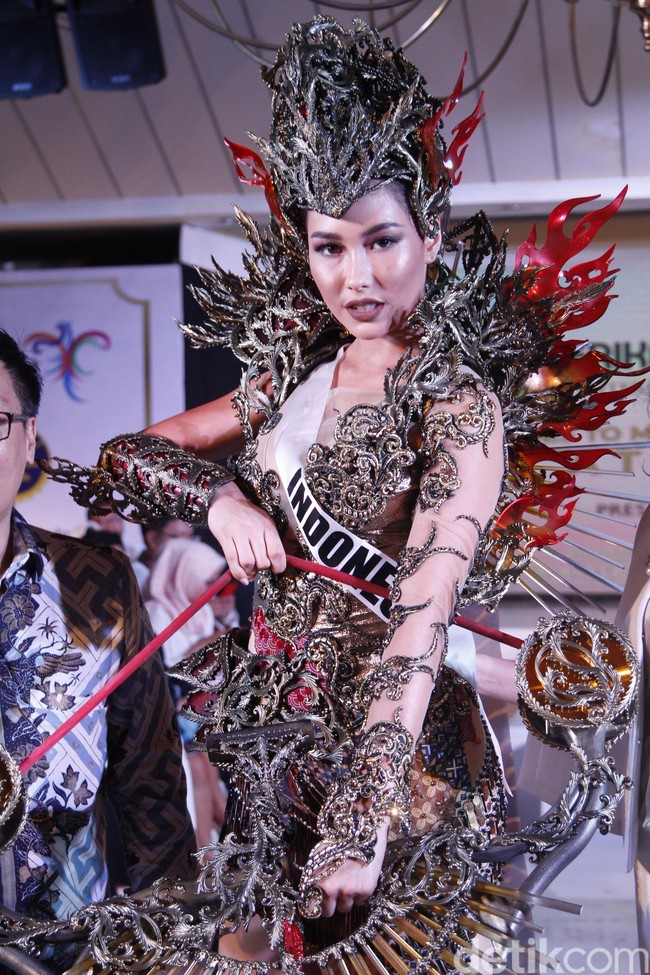 Inspirasinya, kata Mayaratih, bersumber dari warisan Srikandi. Srikandi dipandang mewakili karakter wanita Indonesia yang seutuhnya, yakni lemah lembut, penuh cinta sekaligus sosok pejuang yang kuat. (Foto: Mohammad Abduh/detikcom)