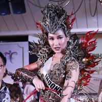 Inspirasinya, kata Mayaratih, bersumber dari warisan Srikandi. Srikandi dipandang mewakili karakter wanita Indonesia yang seutuhnya, yakni lemah lembut, penuh cinta sekaligus sosok pejuang yang kuat. (Foto: Mohammad Abduh/detikcom)