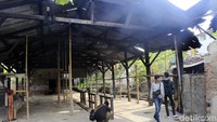 Meski telah menjadi salah satu cagar budaya, bangunan ini kondisinya sungguh memperihatinkan.
