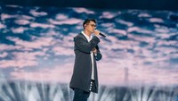 Pada kesempatan itu, ia juga membawa pulang sebuah piala untuk Favorite Artist Indonesia. Foto: dok. Trinity Optima Production