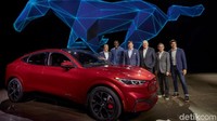 Ford menyediakan baterai 75,7 kWh dan 98,8 kWh yang bisa menjelajah sampai 300 mil. Baterai mobil berada di antara 2 axle mobil dan sudah dites sampai suhu sangat dingin. Istimewa/Ford.