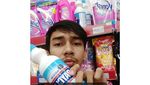 Bosan di Tempat Kerja, Pria Ini Bikin Gombalan Pakai Barang Minimarket