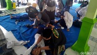 Para siswa putra mengerang sembari berperilaku layaknya pemain kuda lumping. Sementara para siswa putri menangis dan menjerit histeris. Para praktisi pun menyembuhkan mereka secara bergantian.
