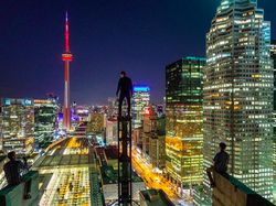 Aksi Gila Instagrammer Bertaruh Nyawa di Ketinggian